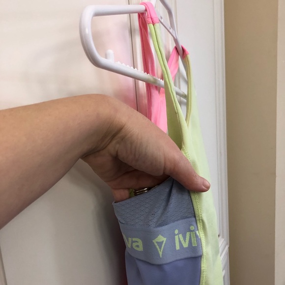 Ivivva by Lululemon girl’s tank top with bra liner - Picture 3 of 9